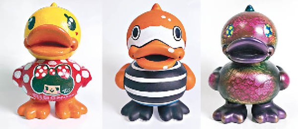 B.Duck於「潮巨匠藝術玩具展」換上新裝，如圖中出自日本RIBONchan（左）、韓國Duckhead（中）、香港MicBraining（右）的作品。