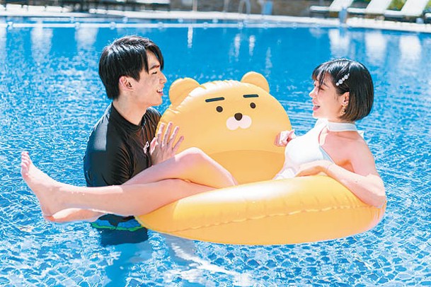 預訂此計劃的大小朋友可於泳池借用主題角色水泡及浮球，與喜愛角色盡情暢泳。