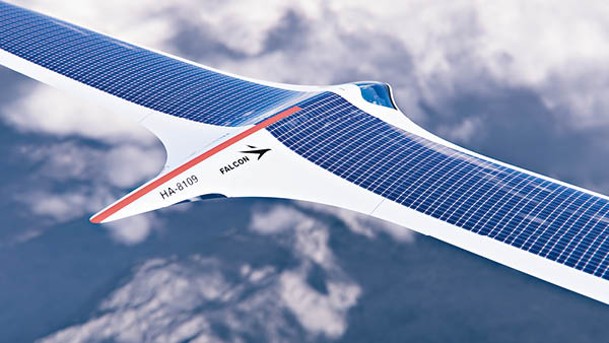機翼滿布太陽能板，可實現零排放飛行。