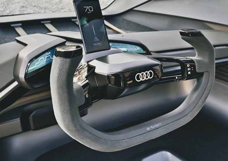 將智能手機插在U形軚環上方，即可變作控制中心，操控車上各項功能、顯示車速及導航地圖等資訊。
