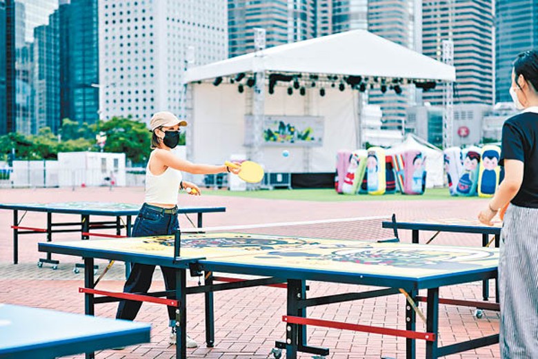 常駐節目「潮藝乒乓」邀得本地藝術家Mr. Japin把乒乓球桌化為一幅幅至潮畫作，大家可一邊打球，一邊欣賞繽紛作品。
