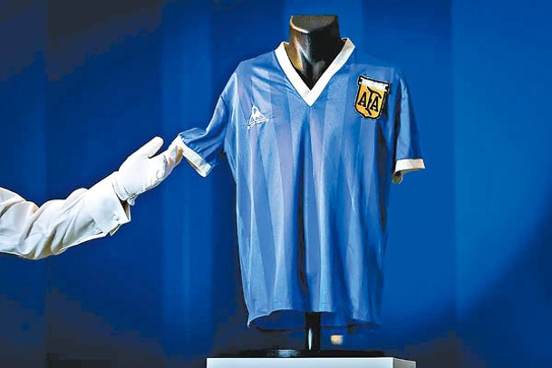 此次拍賣波衫由英格蘭球員Steve Hodge提供，當年他與馬納當拿互換波衫，收藏至今締造破紀錄成交價。