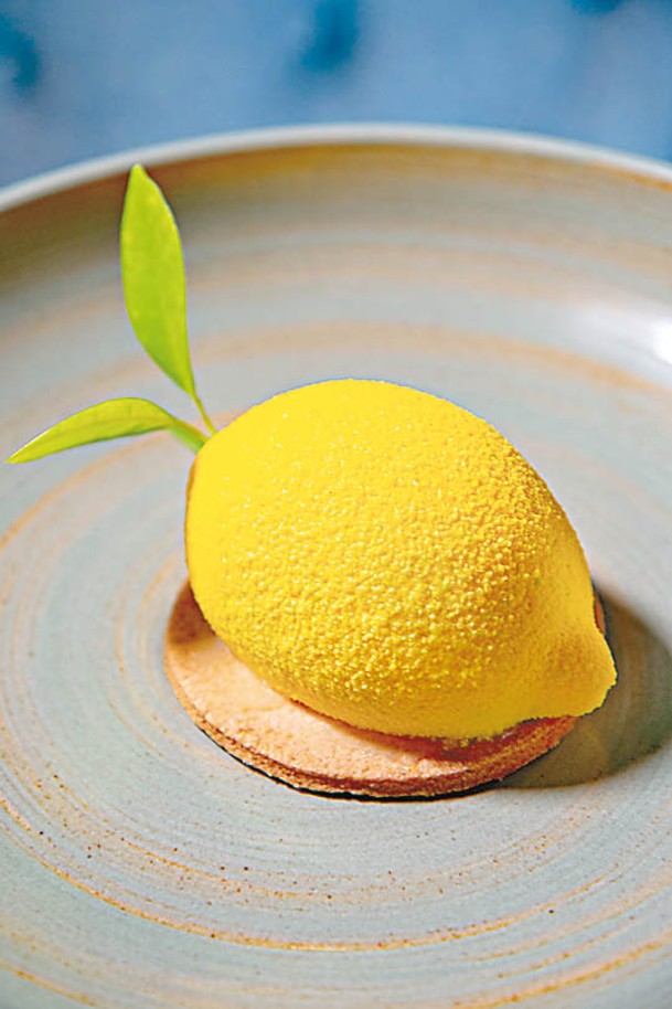 阿瑪雨菲檸檬慕斯蛋糕<br>黃澄澄的檸檬造型逼真，內有蜜漬檸檬，散發清新果香。
