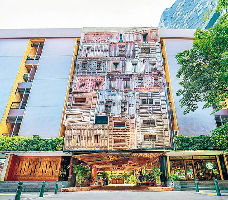 樓高5層的酒店位於BTS Victory Monument站隔鄰，位置超方便。