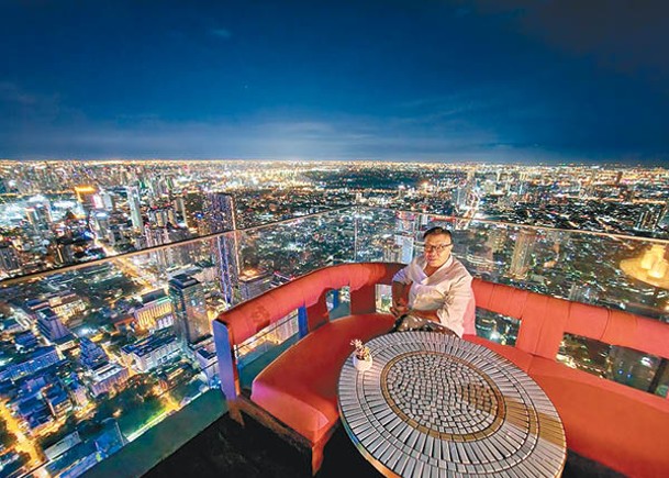 Roger率先入住The Standard, Bangkok Mahanakhon，並登上曼谷最高酒吧Sky Beach，大讚景色一流。