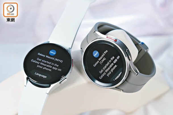 Galaxy Watch5（左）及Galaxy Watch5 Pro（右）的USB-C快充速度比上代提升。（a）