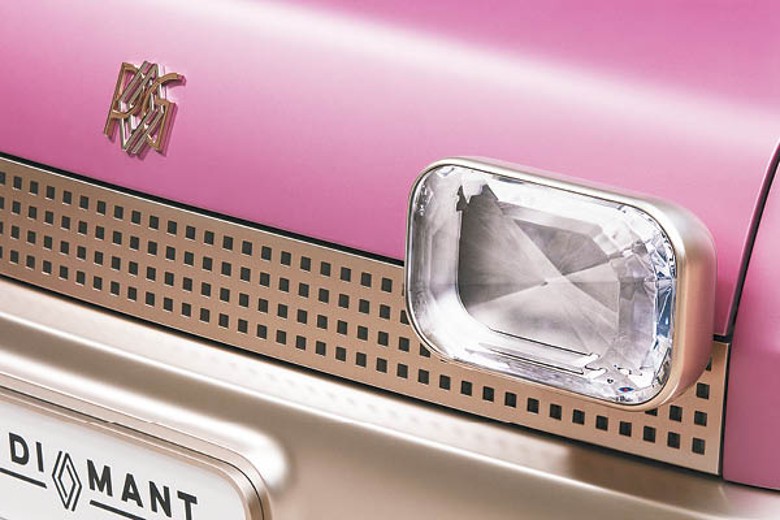粉紅與磨砂金雙色配搭，配上「鑽石」般的頭燈設計，盡顯法式奢華。