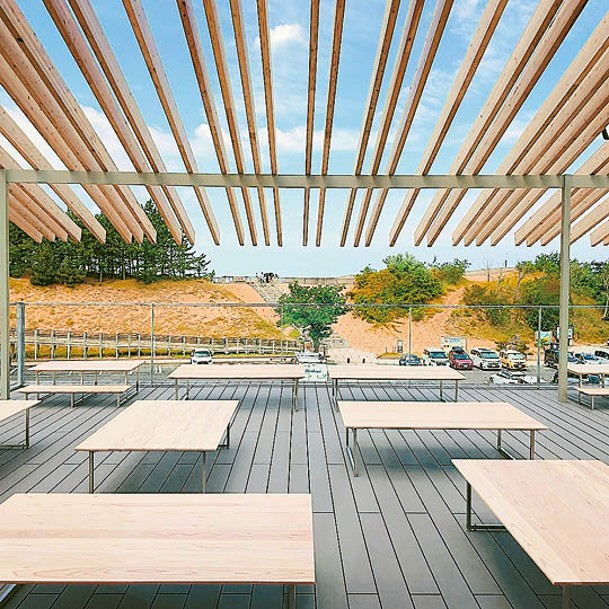 屋頂建有開放式露台，可以邊享用咖啡邊賞鳥取砂丘和日本海美景。