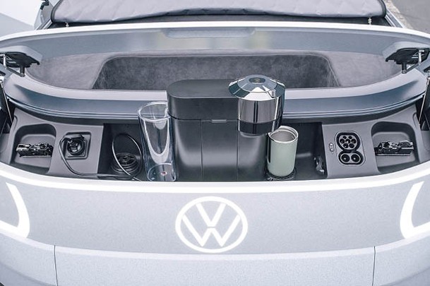 具備雙向充電功能，不僅能為車上裝置供電，還可作流動電源接上小家電如咖啡機。
