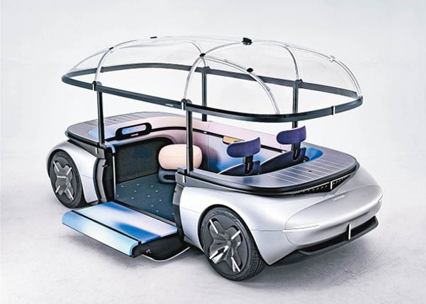 AKXY2的透明車頂可透過觸控式開關垂直升起打開，是一輛裏裏外外均以可持續未來為目標而打造的純電動概念車。