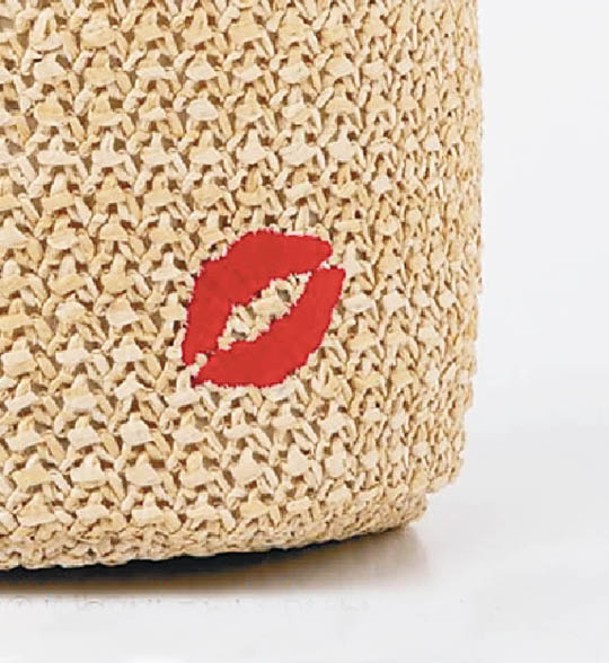 袋的背面有a-jolie的代表性紅唇刺繡。