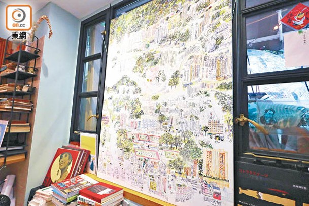 梯間展出繪本作家貓珊的作品，仔細觀察還可看到太平山街的全貌。