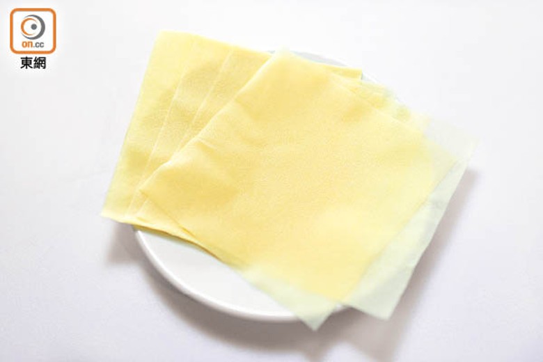 適合生酮人士食用的千張紙，又叫大豆紙，選用非基因改造大豆製作，可用來代替麵粉製作的麵皮。