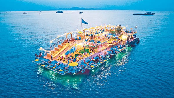 Tappia Floating Cafe Pattaya位於芭堤雅海灘對出海域，可以欣賞360度無邊際海景。