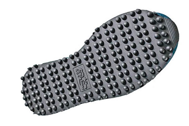 鞋底模仿章魚燒鐵板的樣子，靈活性和抓地力兼備。