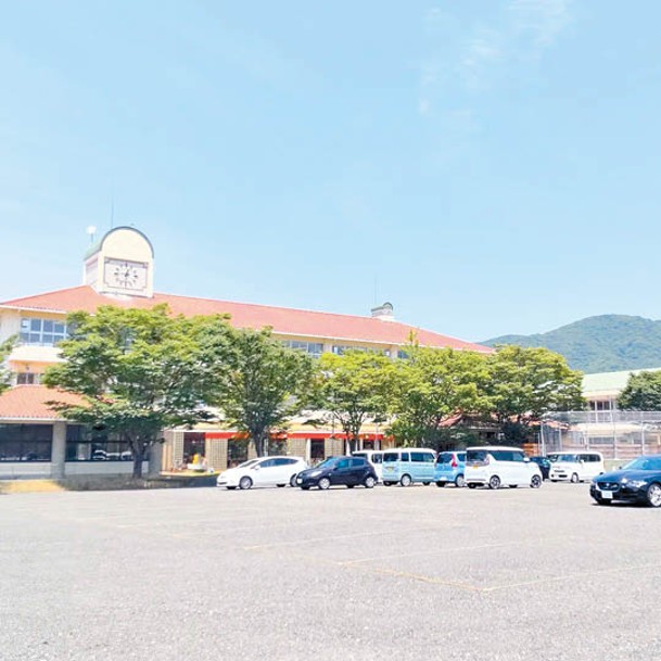 淡路市立尾崎小學經翻新後變成集合餐廳、麵包店、兒童圖書館、機械人教室等的綜合設施SAKIA。