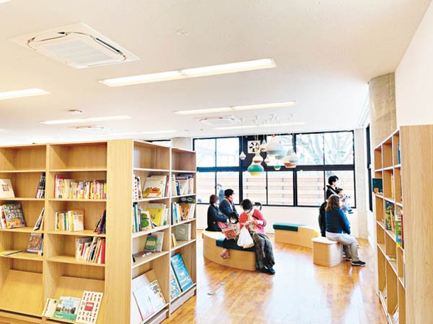兒童圖書館KODOMONO備有舒適的環境，並有大量適合兒童的書籍。