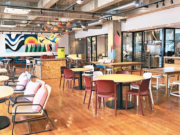 由多功能禮堂改建而成的餐廳OSAKI食堂Cafe Terrace，布置時尚。