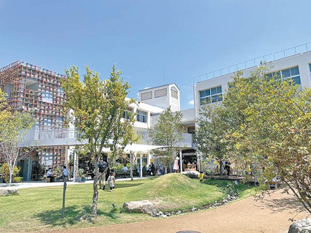 擁有141年歷史的神戶市立湊山小學，最近改建成綜合設施NATURE STUDIO。
