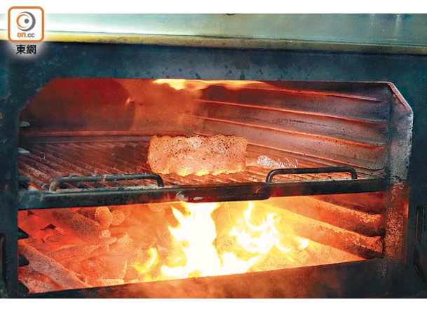 豬扒放在300℃左右的爐內烤製，除日本備長炭和壓縮炭，加入可提升甜味的蘋果木炭一齊烤，瞬間封鎖肉汁。