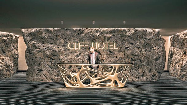 酒店大堂以岩石配襯充滿設計感的金屬櫃台，相當型格。