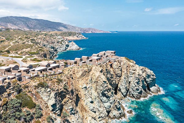 「Acro Suites」建在希臘克里特島的懸崖之上，下方為愛琴海，景色優美。