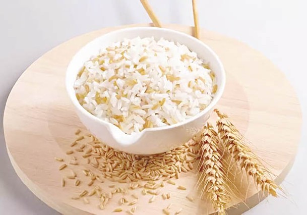 將燕麥片加入白飯，製成燕麥飯，能補充多元營養。