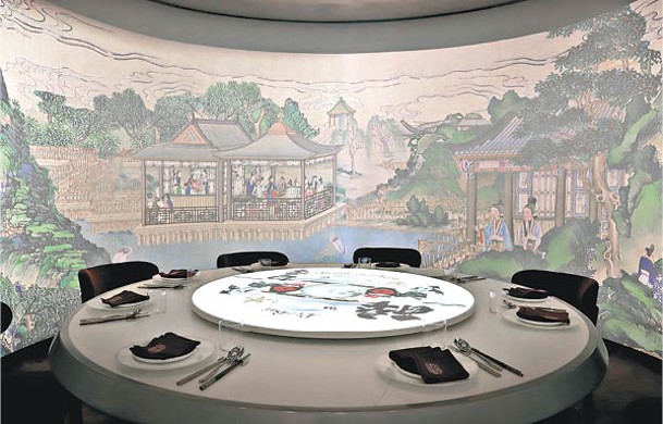 客人用餐時，會投射出唐朝的建築物和人物圖像，猶如走進歷史之中，帶來不一樣的感受。