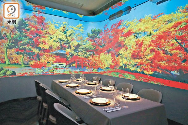 房間設有投射裝置，只要一按掣，即時欣賞到日本紅葉盛開的美景。