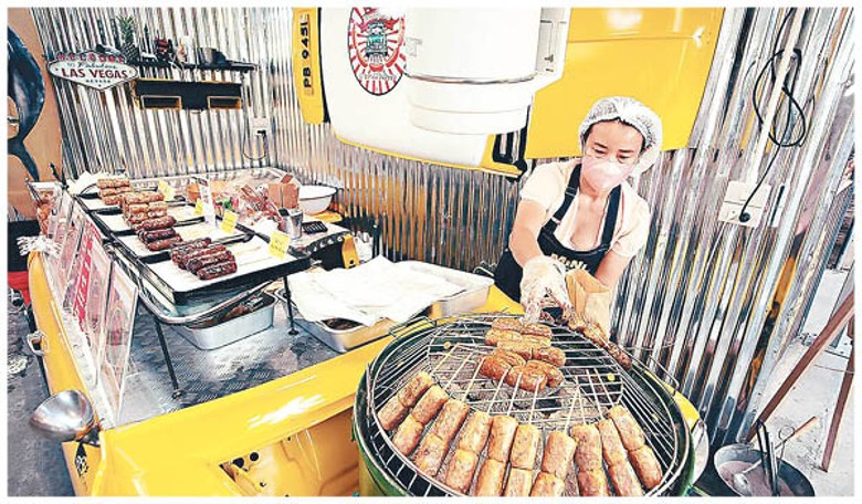 炭燒清邁口味香腸是一大人氣攤檔，每條售THB25（約HK$5）。