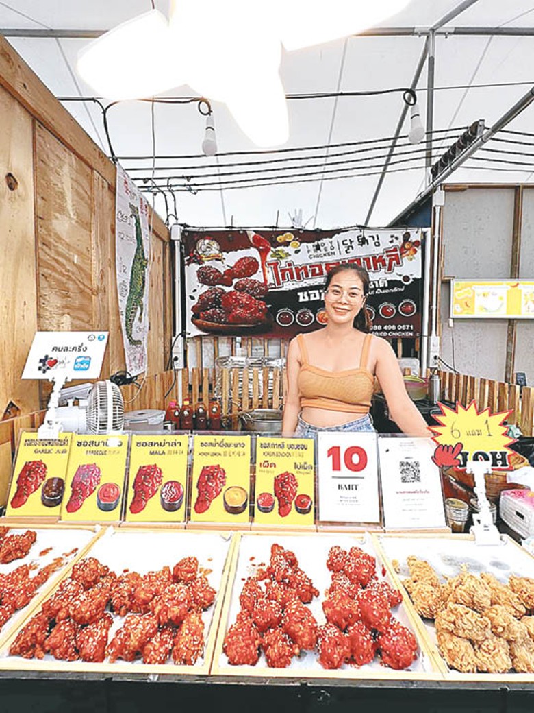 只賣THB10（約HK$2）一件的韓式炸雞，深受食客歡迎。