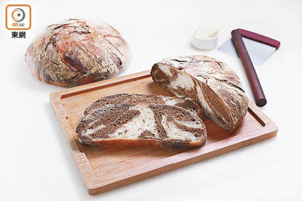 雲石酸種包<br>不同麵種可以混合出不同風味，如這款麵包就以液態酸麵種加黑啤裸麥酸麵種製作，除有漂亮的雲石色調，味道層次亦變得豐富。