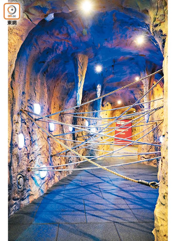 場內有各種模擬洞穴環境的繩網與岩石裝置，參加者需要穿過這些裝置進入下一關。