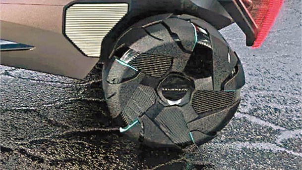 一體式輪圈輪胎，配以組件外露的四輪獨立懸掛系統，Raw味十足。
