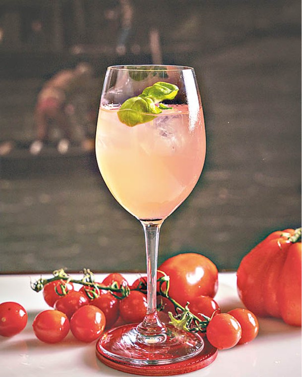 Tomato Spritz<br>苦艾酒加氈酒、番茄汁和Prosecco，清爽甘酸，相當開胃。
