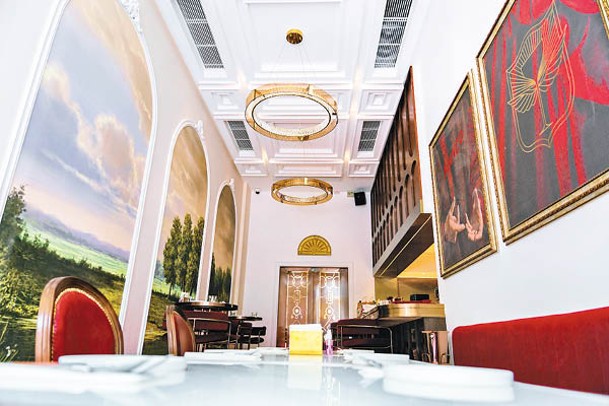 餐廳以古羅馬建築風格設計，牆上掛上各式藝術品和畫作，典雅華麗，氣氛一流。