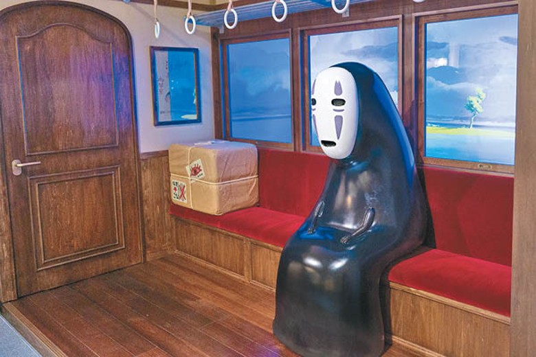 「變成吉卜力名場面展」有無臉男坐火車場景，當然要坐在旁邊扮千尋喇。