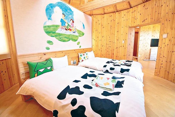 《蠟筆小新》主題房布置充滿相關元素，例如小新最愛的牛牛被及一家人的壁畫。