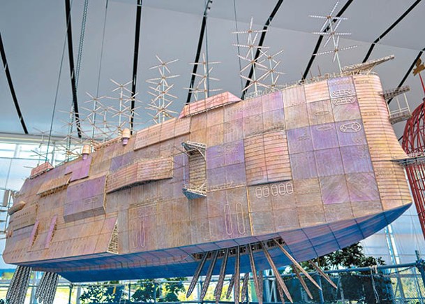 「吉卜力大倉庫」的中央樓梯懸掛了全長6.3米的《天空之城》超大飛船。