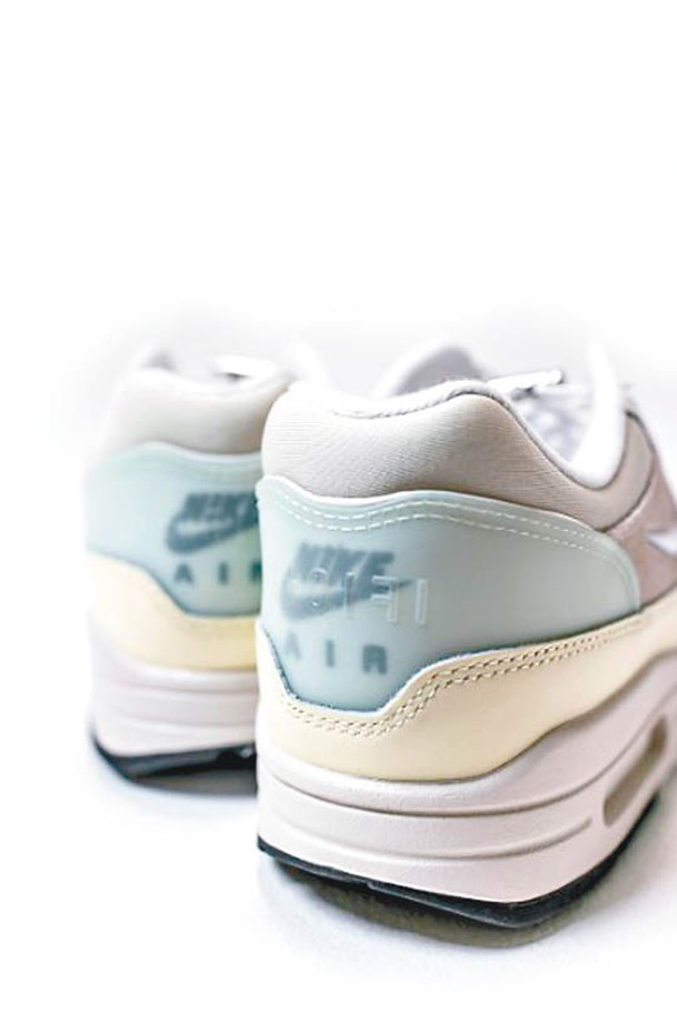 為配合10月9日「韓文日」，鞋踭加有韓文字設計。