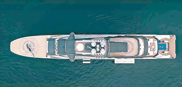 船身長達141.63米，龐大的船體足以設置兩個直升機停機坪。
