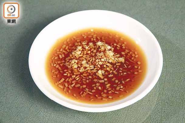吃時可蘸加入薑米的鎮江醋，辟腥提鮮。