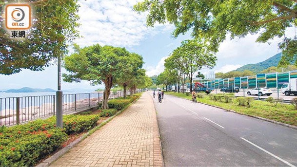 吐露港海邊的單車徑可欣賞到無敵海景，海風吹過讓人感到十分舒適。