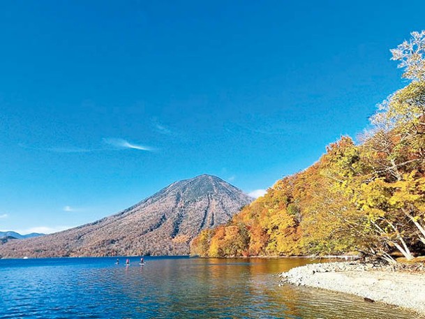 中禪寺湖為日本地勢最高的湖泊，每逢10月中旬到下旬都有紅葉點綴湖畔。