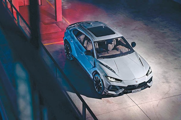 Lamborghini最近發表低調奢華的Urus S，其碳纖製引擎蓋特設一對通風口。