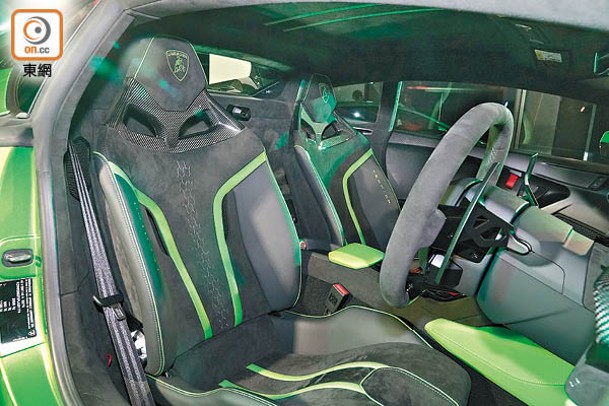 可調節高度的碳纖運動座椅，不止頭枕上繡有青綠色廠徽，側翼托墊亦加入Tecnica專屬刺繡。