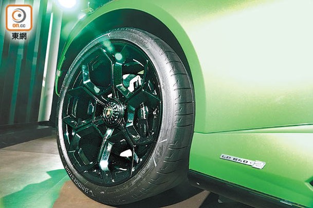 20吋亮黑Damiso鑽石切割輪圈，設計靈感來自Lamborghini Vision GT。
