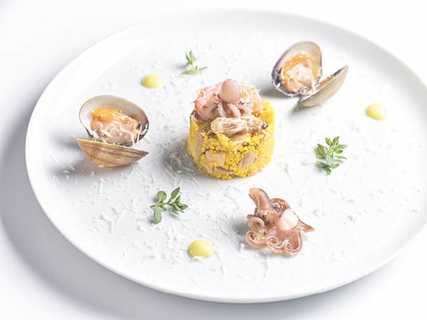 A blend of 16 Mediterranean Seafood Ingredients Cous Cous, Fumetto, Sicilian Prima Sale Cheese<br>用超過20款海鮮熬煮的Fumetto海鮮湯來煮北非小米及多款海鮮，再加點西西里Prima Sale Cheese，鹹鮮入味。