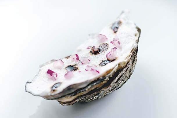 Oyster Fine de Claire No. 1, Tropea Red Onion Emulsion, 25 Years Aged Traditional Balsamic Vinegar Spheres<br>生蠔配洋葱粒、紫洋葱香醋Emulsion和陳釀25年意大利黑醋，一啖吃下去，生蠔的真味即時爆發。