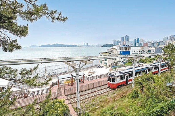 由釜山東南部舊有車站改建而成的海雲台藍線公園，分別有單軌行駛的「天空艙」及地面行駛的「海岸列車」讓你欣賞優美海岸線。